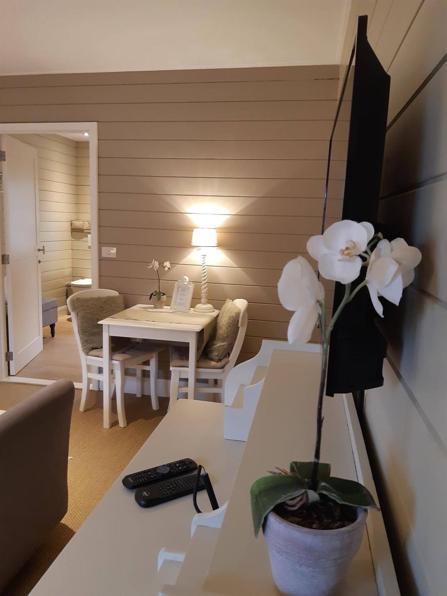 Casa-Cosi, Tourist & Business Suites & Flats With Reserved Parking And Private Terraces In Shared Garden With Seasonal Pool Included, Private Sauna Available 로케렌 외부 사진